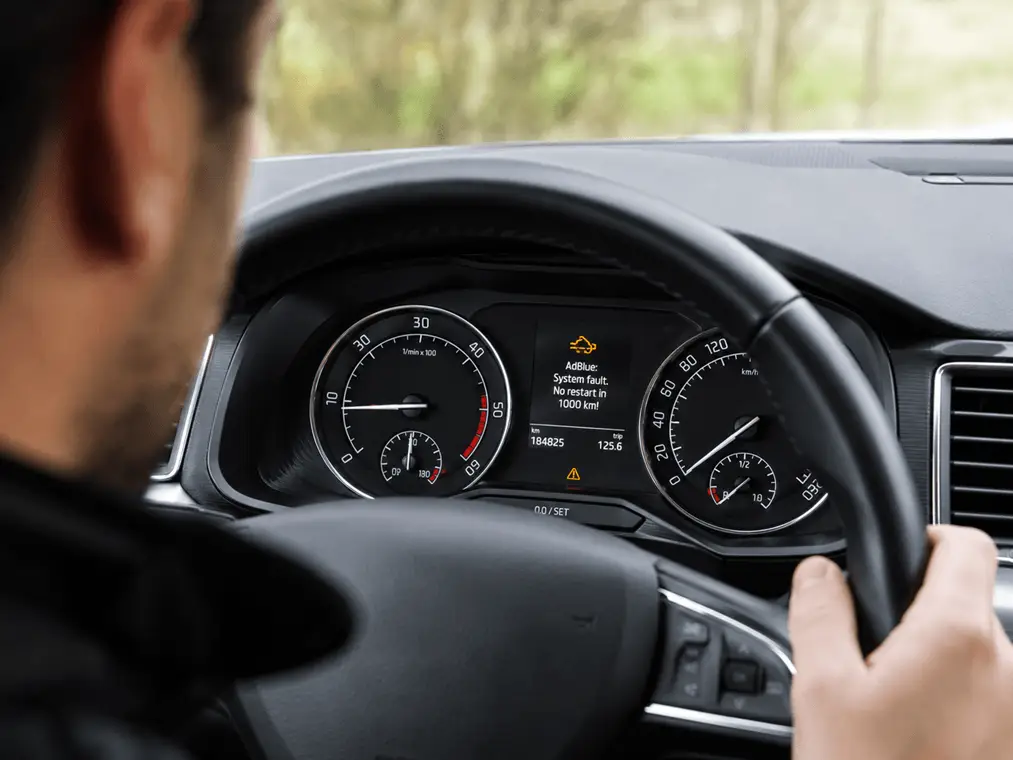 AdBlue sistemos įspėjimas dyzelinio automobilio prietaisų skydelyje