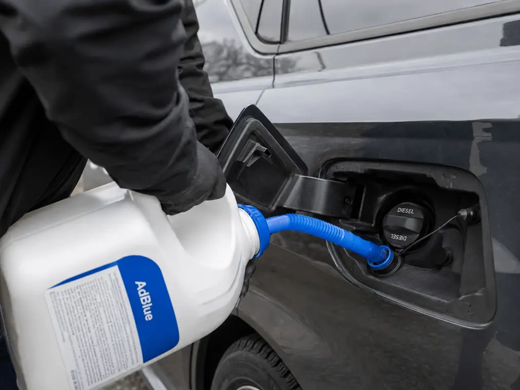 AdBlue skysčio pylimas į tam skirtą dyzelinio automobilio bakelį